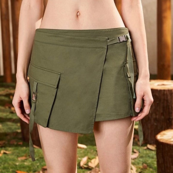 Buckle Flap Pocket Solid Skort - Picture 3 of 4